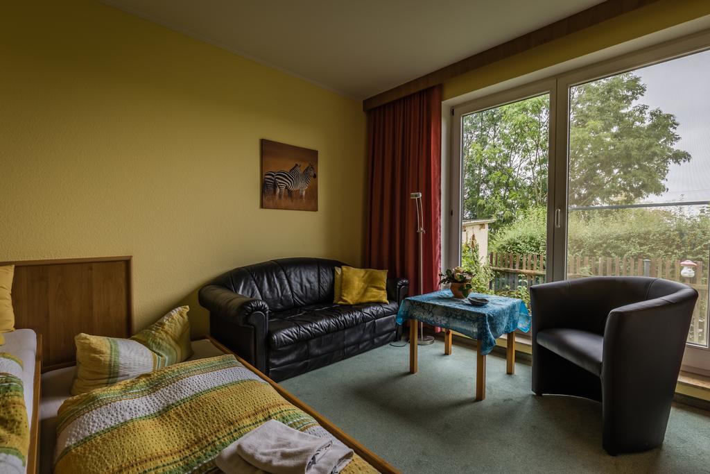 Hotel-Pension Am Rosarium Sangerhausen Habitación foto