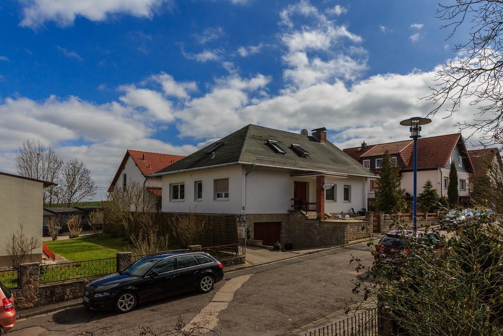 Hotel-Pension Am Rosarium Sangerhausen Exterior foto